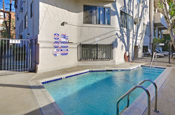 Sparkling dipping pool